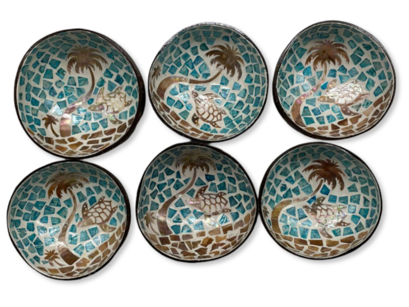 Cuencos de coco con tortuga y paisaje tropical en mosaico azul