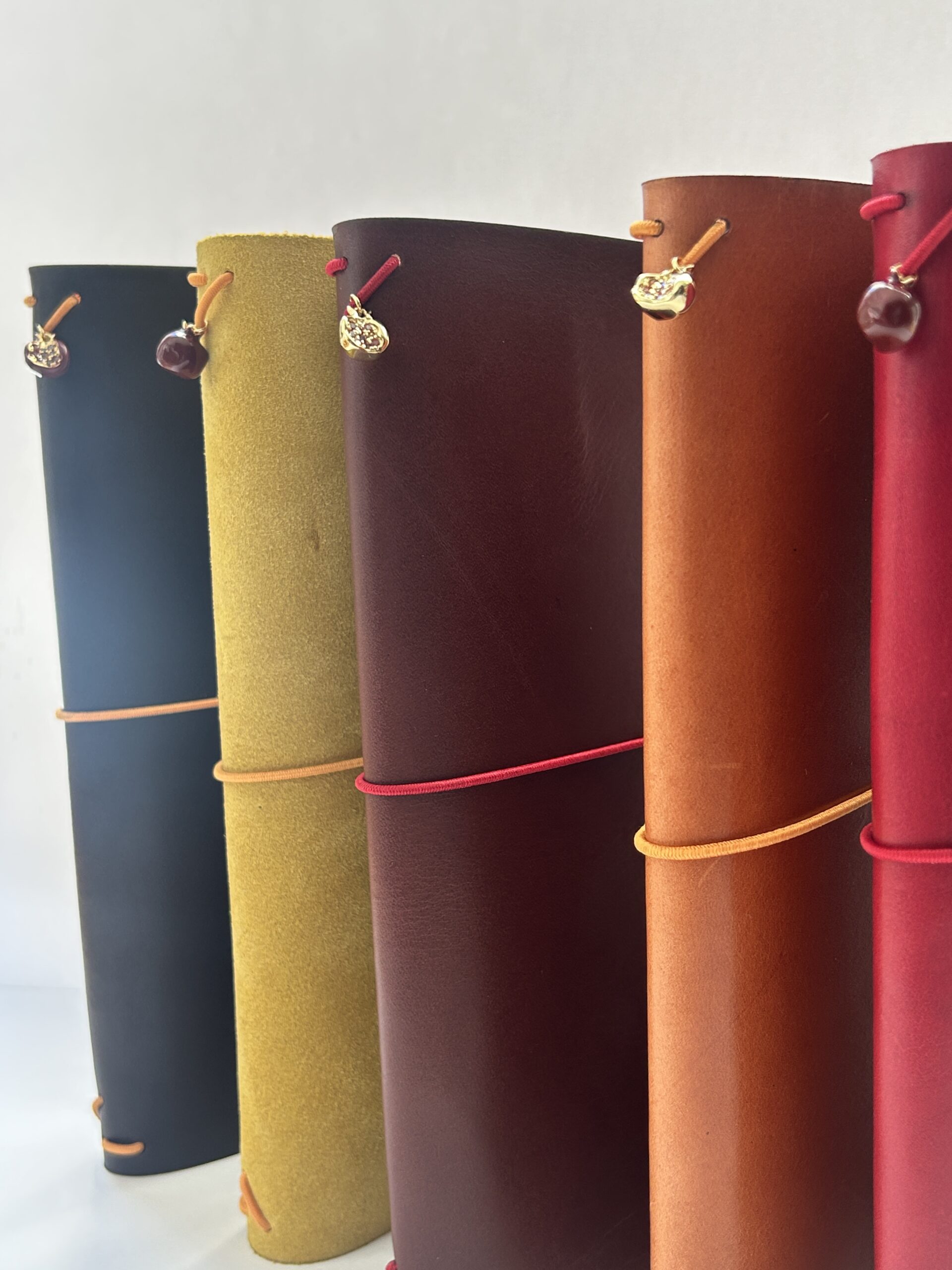 La Granadina: Funda de piel Traveler -amarilla- +3cuaderno+Charm Granada - Imagen 3