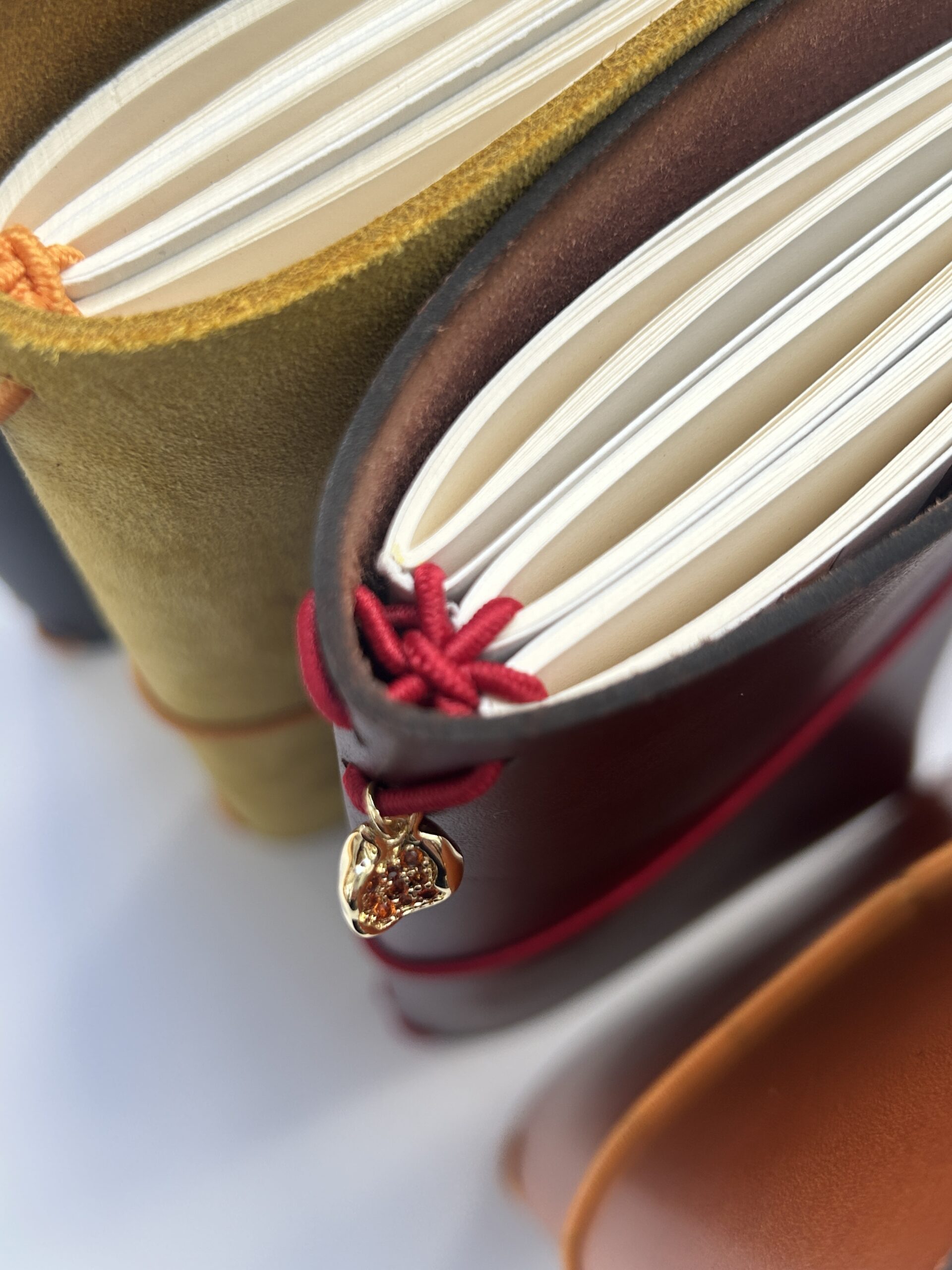 La Granadina: Funda de piel Traveler -amarilla- +3cuaderno+Charm Granada - Imagen 4