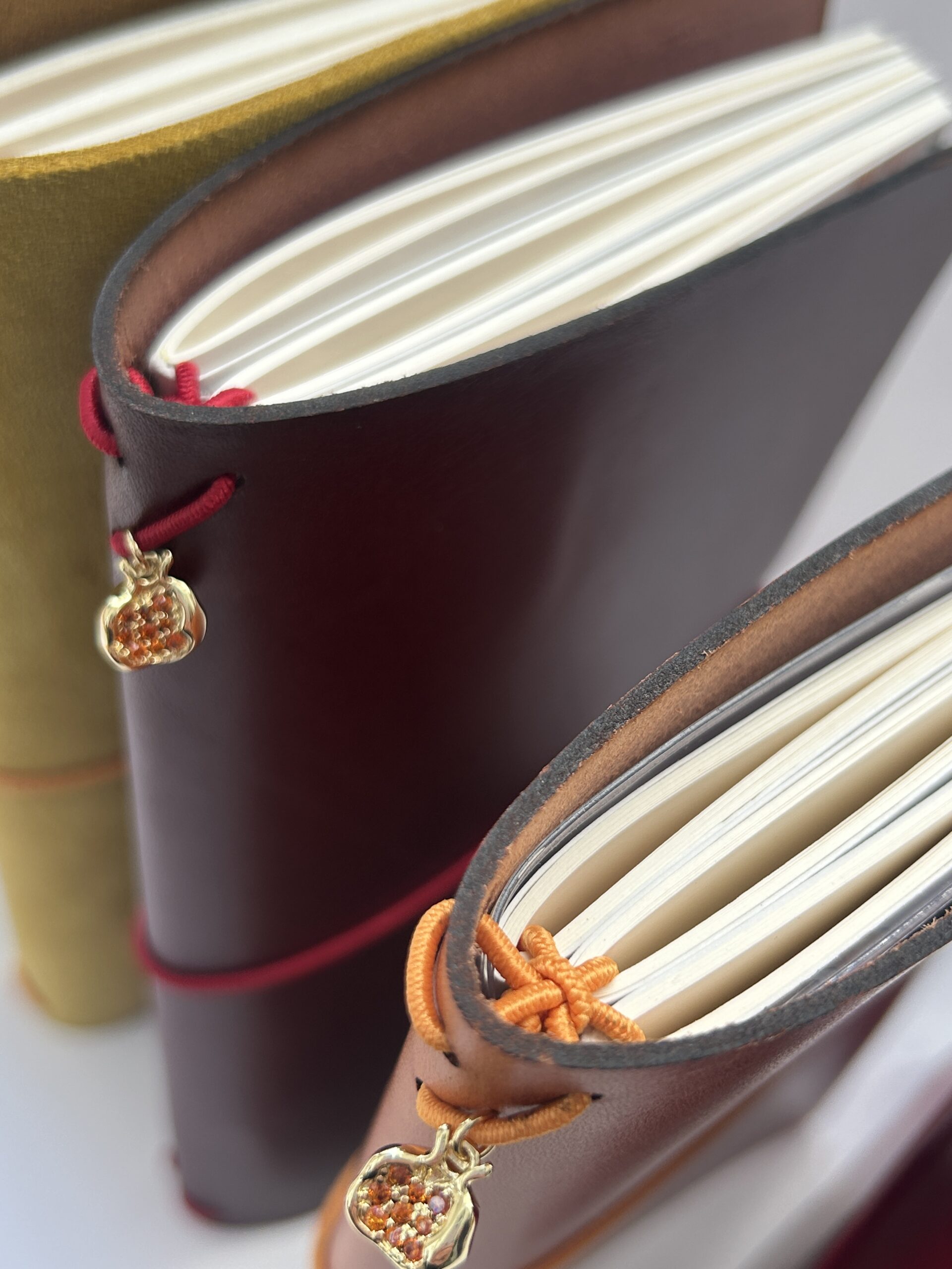 La Granadina: Funda de piel Traveler -amarilla- +3cuaderno+Charm Granada - Imagen 5