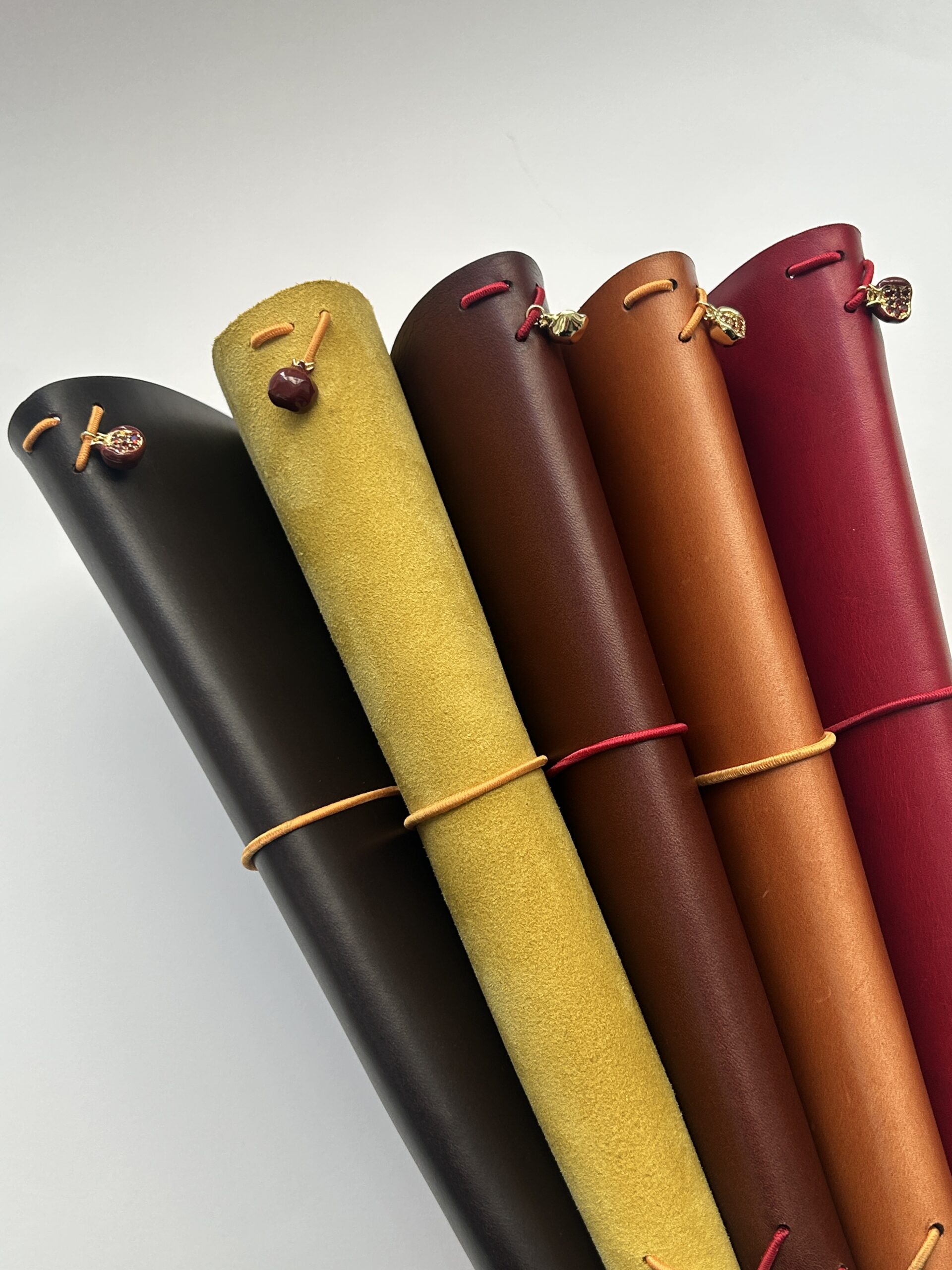 La Granadina: Funda de piel Traveler -amarilla- +3cuaderno+Charm Granada - Imagen 7