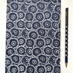 Cuaderno A5 colección azul Indigo hecho a mano, flor circular sobre azul indigo