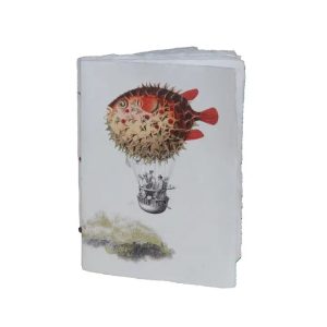 Cuaderno A5 con papel hecho a mano con dibujo de un pez globo aerostático