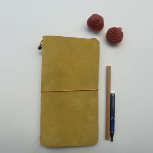 La Granadina: Funda de piel Traveler -amarilla- +3cuaderno+Charm Granada